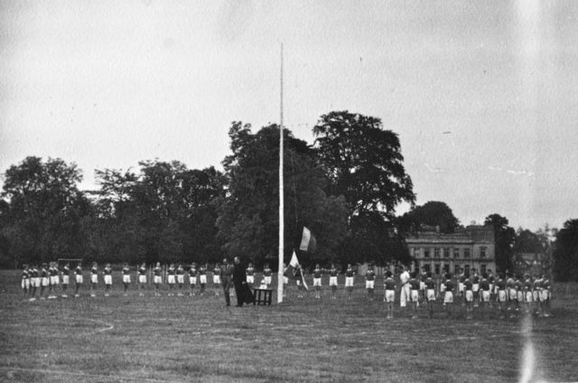 Onze directeur kende niks van voetbal en dus moesten we in twee ploegen van 30 man tegen mekaar spelen.
